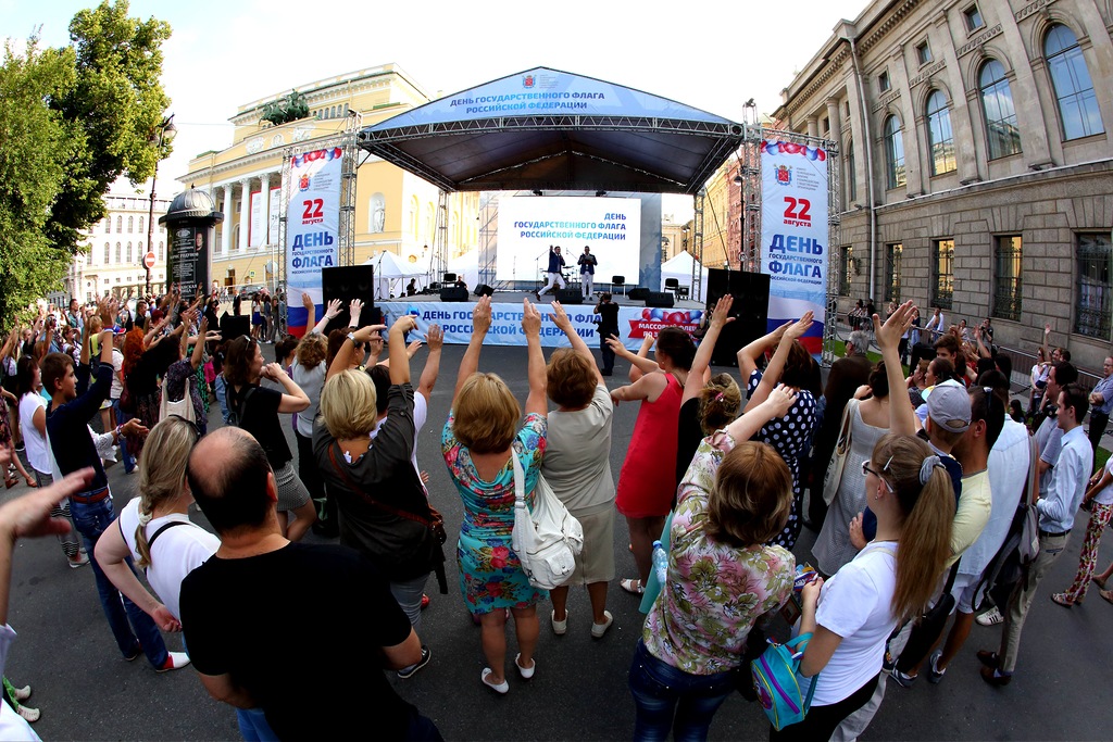 На площади Островского отметили День флага РФ