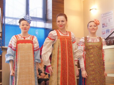 Как поздравляли женщин с 8 Марта: фоторепортажи из клиник