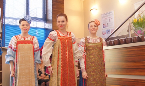 Как поздравляли женщин с 8 Марта: фоторепортажи из клиник